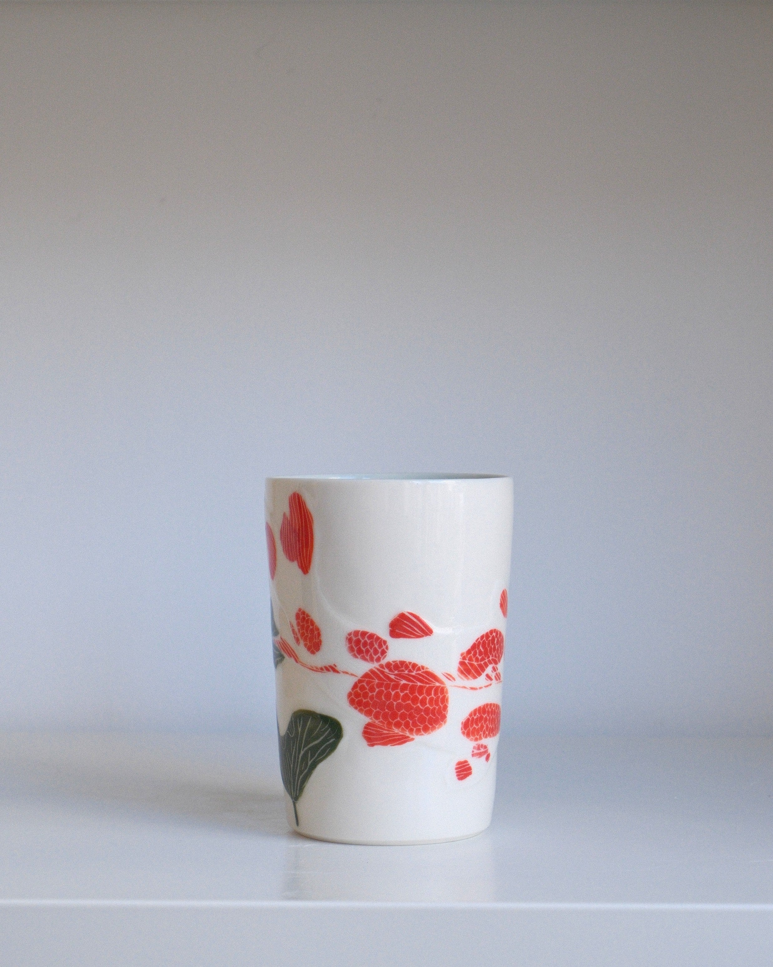 Porcelain Tumbler 001 - A Lone Koi & Pond Lilies 450ml