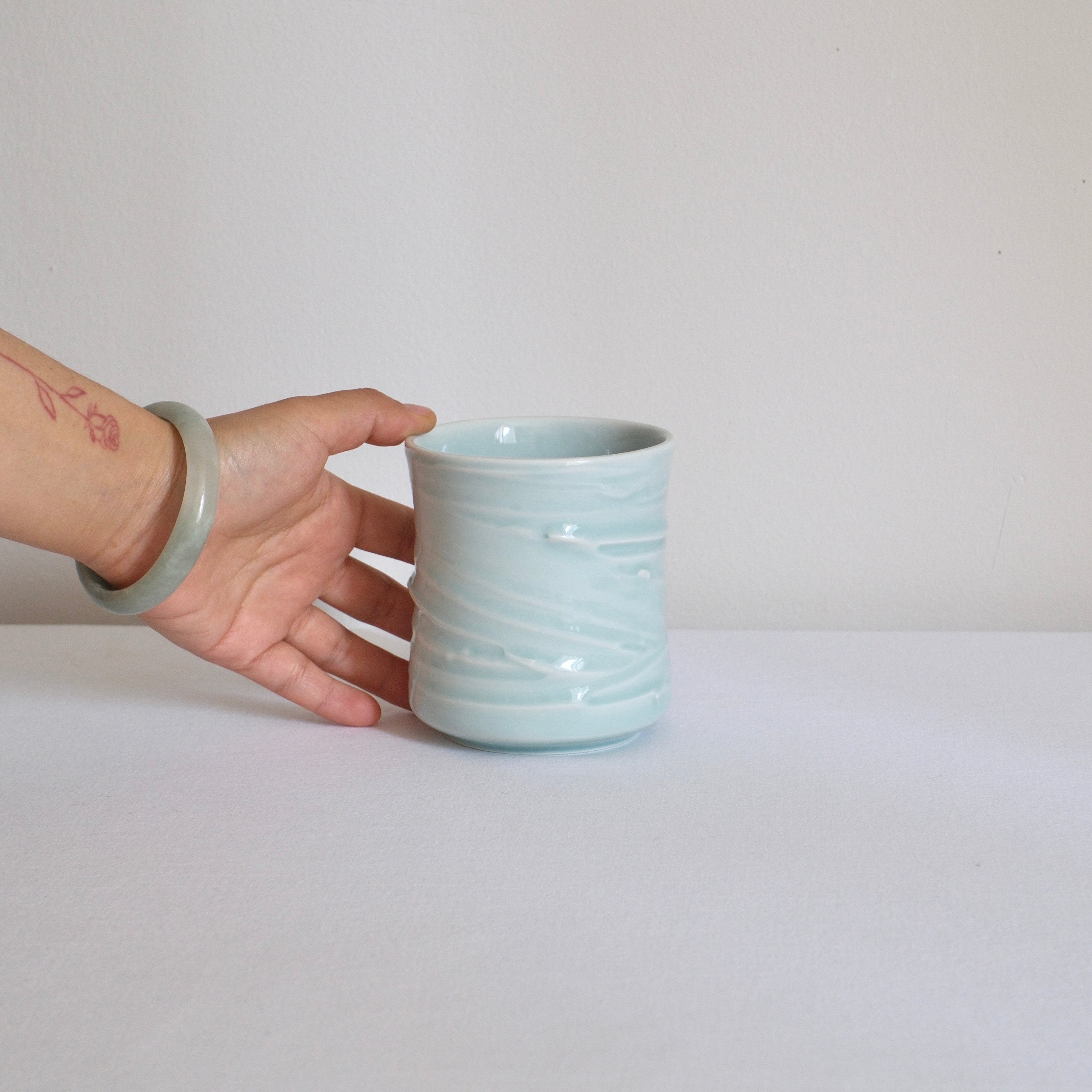 Slip textured Cup 020 "Celadon Blue" - 430ml
